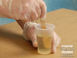 לחיצה להגדלת תמונה מערבבים ביסודיות את שני מרכיבי הפוליאורטן ליציקה Smooth Cast® 300.
