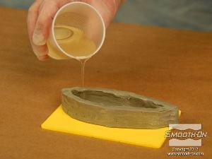 לחיצה להגדלת תמונה שופכים את נוזל הפוליאורתן Smooth Cast® 300 בעל הצמיגות הנמוכה אל מסגרת התבנית.