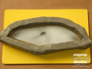 לחיצה להגדלת תמונה לאחר מספר דקות הSmooth Cast® 300 מתחיל להתמצק. זהו פוליאוריטן קשיח ומהיר ליציקה.