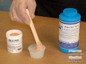 לחיצה להגדלת תמונה מוסיפים למקשה הDragon Skin® FX-Pro כמות קטנה של פיגמנט לסיליקון Silc Pig Flesh Tone בצבע עור.