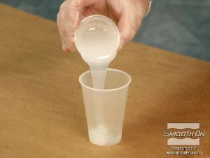 לחיצה להגדלת תמונה שופכים למיכל ערבוב את חלק הבסיס של סיליקון ליציקה Dragon Skin® FX-Pro.