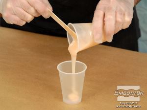 לחיצה להגדלת תמונה לאחר דקה של ערבוב שופכים את החומר למיכל ערבוב חדש (שיטת ערבוב ומזיגה כפולה).