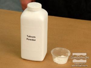 לחיצה להגדלת תמונה מודדים כמות קטנה של אבקת טלק.