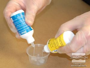 לחיצה להגדלת תמונה מודדים כמויות שוות לפי נפח של חלקי הבסיס והמקשה של דבק סיליקון לעור Skin Tite.