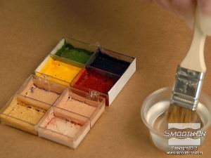 לחיצה להגדלת תמונה שמים כמות קטנה של אלכוהול על המברשת.