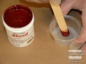 לחיצה להגדלת תמונה מערבבים כמות קטנה של דבק סיליקון Skin Tite עם מעט פיגמנט Silc Pig בצבע דם.