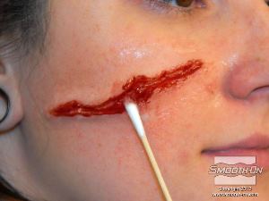 לחיצה להגדלת תמונה מורחים את הסיליקון Skin Tite בתוך כדי ליצור מראה של פצע עם מראה 