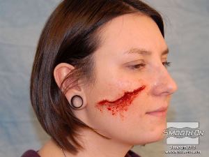 לחיצה להגדלת תמונה צלקת מסיליקון Dragon Skin FX PRO תחזיק מעמד זמן רב, בדרך כלל למספר שעות.