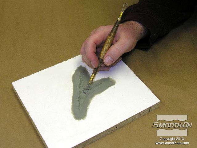 מפסלים את המודל בעזרת חימר ללא גורפית LBT/NSP.