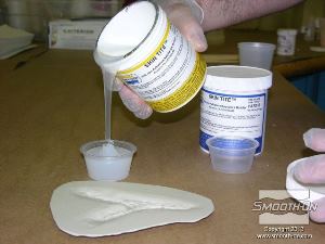 לחיצה להגדלת תמונה לאחר שמשייפים ומחליקים את קצוות התבנית, מודדים את הבסיס של סיליקון למריחה Skin Tite (יחס ערבוב 1:1 לפי נפח).