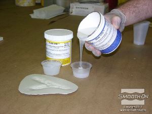 לחיצה להגדלת תמונה מודדים גם את המקשה של הסיליקון Skin Tite (יחס ערבוב 1A:1B לפי נפח).