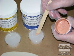 לחיצה להגדלת תמונה מוסיפים למקשה הSkin Tite פיגמנט לסיליקון Silc-Pig בצבע עור.