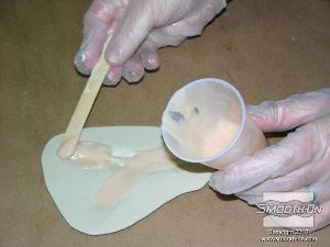 לחיצה להגדלת תמונה מורחים את סיליקון הSkin Tite בתבנית הפוליאוריטן בעזרת מקל עץ.