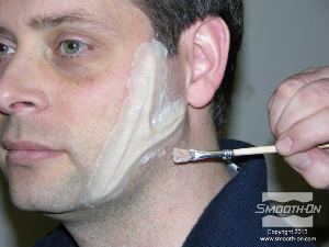 לחיצה להגדלת תמונה מורחים עוד סיליקון Skin Tite על קצוות הפרופ כדי למזג אותו עם העור.