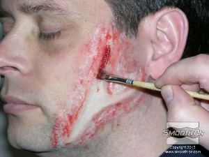 לחיצה להגדלת תמונה לאחר שפרופ הסיליקון Skin Tite מתמצק לחלוטין ניתן לצבוע אותו באיפור, כדי להעניק לו מראה מציאותי.