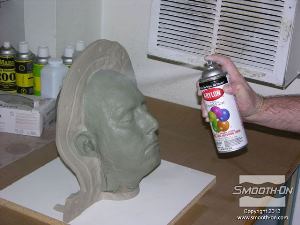 לחיצה להגדלת תמונה מרססים על הפיסול ועל קיר החימר חומר אטימה אקרילי שקוף ומניחים לו להתייבש.