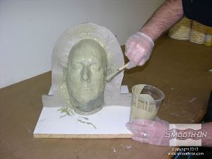 לחיצה להגדלת תמונה מורחים בטפיחה (כדי לתפוס את כל הפרטים, מומלץ לחתוך את שערות המברשת לחצי על מנת להופכה לקשה) שכבה ראשונה של פוליאוריתן Shell Shock על משטח הפסל וקיר החימר. 