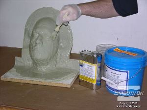 לחיצה להגדלת תמונה מורחים את שכבת הפוליאוריתן השניה על גבי השכבה הראשונה.