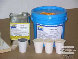 לחיצה להגדלת תמונה מודדים את הבסיס והמקשה של פוליאוריתן קשיח למריחה מחוזק סיבים Plasti-Paste לפי יחס ערבוב 1A:3B לפי נפח.