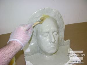 לחיצה להגדלת תמונה מורחים את שכבת ה פוליאוריתן מחוזק סיבים Plasti-Paste על כל המשטח. הPlasti-Paste ידבק לשכבת הShell Shock ומעניק חיזוק נוסף.