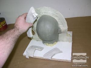 לחיצה להגדלת תמונה מניחים לפוליאוריתן Plasti-Paste להתמצק במשך 90 דקות ולאחר מכן מסירים את קיר החימר.