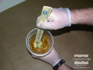 לחיצה להגדלת תמונה מודדים ומערבבים את הפוליאוריתן Shell Shock ביחס ערבוב 1A:4B לפי נפח, במשך 30 שניות.