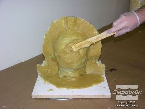 לחיצה להגדלת תמונה מורחים את שכבת ה פוליאוריטן מחוזק סיביםPlasti-Paste השניה על גבי השכבה הראשונה.