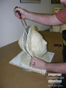 לחיצה להגדלת תמונה לאחר שהתבנית התמצקה לחלוטין, מפרידים בזהירות בעזרת מברג את שני חצאי התבנית.