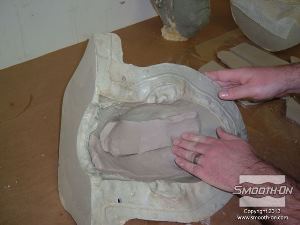 לחיצה להגדלת תמונה מניחים בתוך התבנית שכבה של חימר מעצבים בעובי של כ1.25 ס