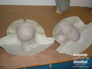 לחיצה להגדלת תמונה מצפים את פנים שני חצאי התבנית ב חימר מעצבים בעובי של כ 1.25 ס