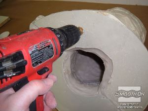 לחיצה להגדלת תמונה קודחים חורי נעילה מסביב לקצה בעזרת ביט מתאים.