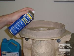 לחיצה להגדלת תמונה מרססים על המשטחים הפנימיים והחיצוניים חומר הפרדה לתבניות על בסיס סיליקון Universal Mold Release.