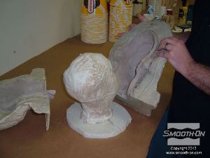 לחיצה להגדלת תמונה פותחים את שני חצאי התבנית ומסירים מהם את ציפוי החימר.