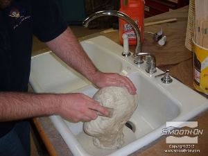 לחיצה להגדלת תמונה שוטפים מיציקת הליבה עודפים של חימר.