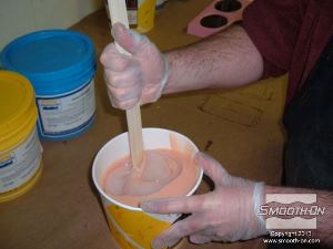 לחיצה להגדלת תמונה מערבבים את פיגמנט לסיליקון Silc Pig® Fleshtone עם חלק המקשה של סיליקון ליציקה Dragon Skin® FX-Pro, לאחר מכן, מערבבים את המקשה הצבוע עם הבסיס ביסודיות.