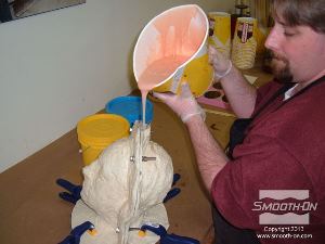 לחיצה להגדלת תמונה הופכים את התבנית ויוצקים אליה את סיליקון הDragon Skin דרך החור, בזרם חלש. זמן העבודה הוא 20 דקות.