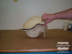 לחיצה להגדלת תמונה מסדרים את ה יציקת  סיליקון Dragon Skin חזרה בתוך תבנית ה פוליאוריתן קשיח Shell Shock.