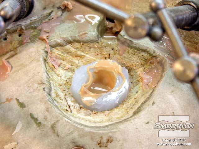 יוצקים סיליקון על בסיס פלטינום מסדרת Dragon Skin לתבנית סיליקון מוכנה.