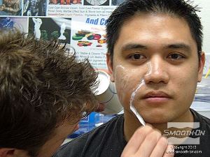 לחיצה להגדלת תמונה מורחים עוד מעט חומר על הקצוות כדי למזג אותם עם העור.