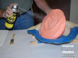 לחיצה להגדלת תמונה מרססים חומר הפרדה לתבנית סיליקון Ease-Release® 200  על משטח התבנית.