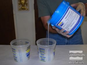 לחיצה להגדלת תמונה שופכים למיכל נוסף כמות שווה לפי נפח של מקשה סיליקון ליציקה Dragon Skin.