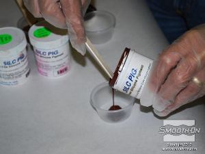 לחיצה להגדלת תמונה בעזרת שילוב של פיגמנטים לסיליקון SilcPig ניתן להגיע לצבע החום הרצוי עבור הנחש.