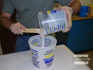 לחיצה להגדלת תמונה שופכים את הבסיס של סיליקון ליציקה Dragon Skin למיכל ערבוב גדול.