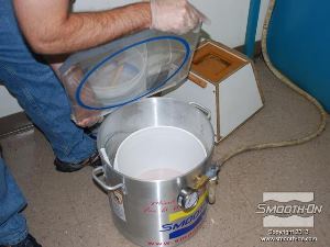 לחיצה להגדלת תמונה שמים את הסיליקון Dragon Skin בתא ואקום.