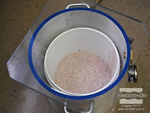 לחיצה להגדלת תמונה חשוב שתא הואקום יספק לחץ של 29 אינץ' כספית. לאחר מעגל העלייה והירידה של החומר, הוא מוכן ליציקה.