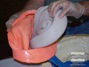 לחיצה להגדלת תמונה יציקת הסיליקון Dragon Skin נחלצת בקלות מתבנית הסיליקון Rebound 25 הודות לחומר ההפרדה לתבניות סיליקון Ease-Release® 200.