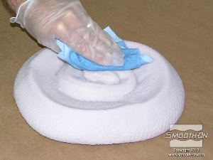 לחיצה להגדלת תמונה מנגבים את משטחי היציקה ומניחים לממס להתנדף לגמרי.