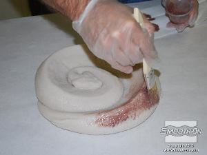 לחיצה להגדלת תמונה כעת מורחים את הצבע על יציקת הנחש.