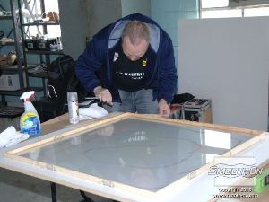 לחיצה להגדלת תמונה אומן האפקטים אריק פורן מסדר לוח קוולר על בסיס ובונה מסגרת תבנית בעזרת לוחות ודבק.