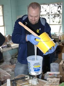 לחיצה להגדלת תמונה מודדים ומערבבים בסיס של סיליקון ליציקה Mold Max 30 ביחד עם מאיץ (קטליזטור) Fast Cat.